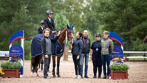 Mikko Hiltunen ja Salla Varenti iloitsivat palkintojenjaossa Million Dollar Lillyn kanssa.