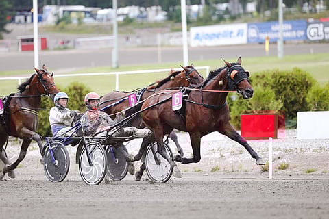 Mr Stahl voitti Suurmestaruusajon karsinnan johtavan rinnalta.