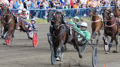 Niko Jokela nosti loppusuoralla käden pystyyn voiton merkiksi.