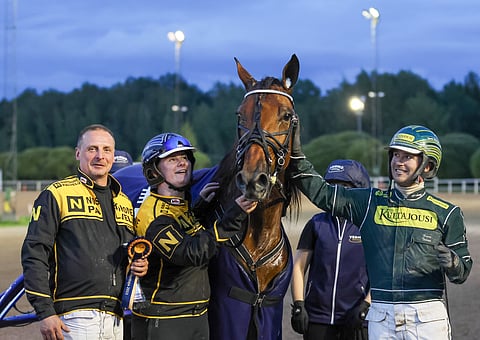 Jukka Hakkarainen, Henna Soininen, Hannu Torvinen ja Callela Nelson juhlivat Derbyn karsinnassa. Onko joukkueen suupielet hymyssä myös finaalin jälkeen?