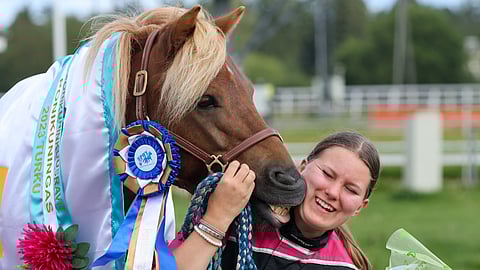"Me tullaan niin hyvin juttuun. Se on mun paras kaveri", Ronja Grönman kuvaili kuningas Pikku Humanteria.