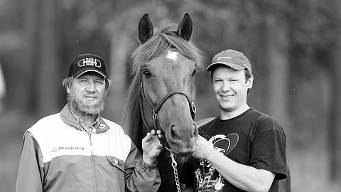 Tuomo Mäenpää, ravikuningatar Milia ja sitä valmentanut Veli-Erkki Paavola.
