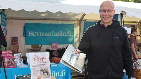 Kirppu-kirja oli myynnissä Petri Kuitusen isännöimällä Hevosurheilun pisteellä Kouvolan Kuninkuusraveissa.