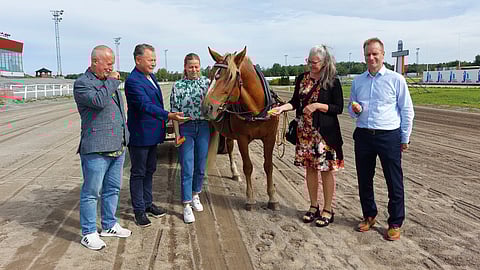 Seminaarin puhujat William Griffiths, Seppo Ryösä, Elin LeeApple, Ritva Mickelsson ja Juha-Pekka Lehmus Metsämäen raviradalla yhdessä tamma Lapin Neidon kanssa.