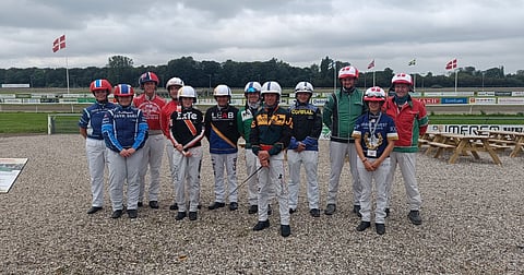 PM-kilpailun ohjastajat yhteiskuvassa.