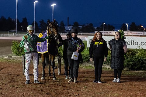 Vasemmalta: ohjastaja Ari Moilanen, Willow Pride ja hoitaja Noora Tuula.