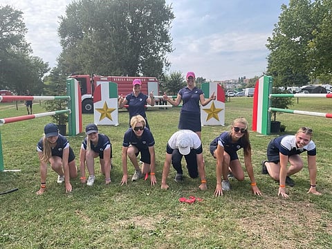 Juniorit ja nuoret lähtötelineissä ja joukkueenjohto pitää peukkuja.