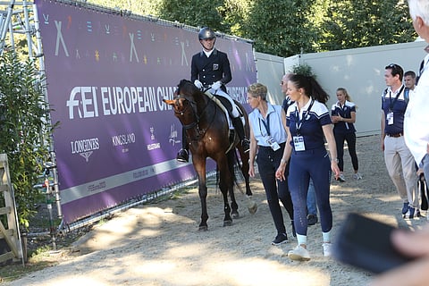 Suoritus ohi. Hevosenomistaja Sanna Suominen oikealla.