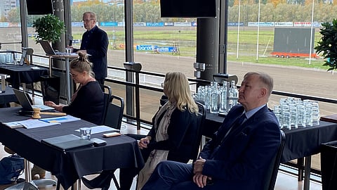 Olavi Haanketo avasi varsinaisen kokouksen. Etualalla vasemmalta Saara Iivari, Minna Mäenpää ja Antti Lehtisalo.