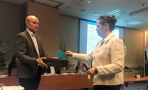 Toiminnanjohtaja Jukka Koivisto ja Päivi Savilahti-Bäckman äänestyslippuineen takavuosien SRL:n kevätkokouksessa.