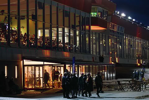 Turun raviradan katsomorakennus pysyy tänä perjantaina pimeänä.