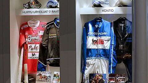 Urheilun ja liikunnan kulttuurikeskuksessa Tahdossa ovat vierekkäin esillä muun muassa pesäpalloilija Juha Puhtimäen, raviurheilulegenda Jorma Kontion ja esteratsastaja Anna-Julia Kontion työasut.