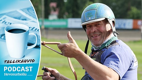 Antti Ala-Rantala avaa sanaisen arkkunsa Tallikahviossa.