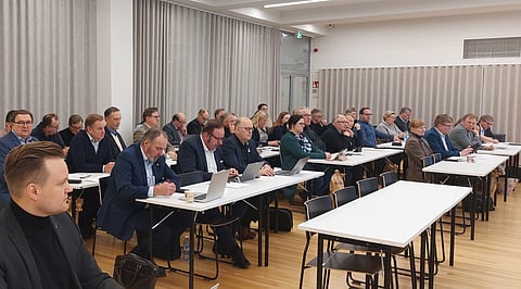 Hippoksen valtuuskunta kokoustaa Olympiastadionilla.