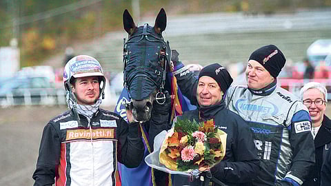 Tir Du Caux, Iikka Nurmonen, Kyösti Ylivalo ja Antti Ojanperä voittajaseremonioissa Teivon Toto76-raveissa 6.10.2018.