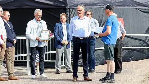 Tuomo Ojanperä palkittiin juhannuksen jälkeen ajetuissa Porin raveissa Suomen Hippoksen kultaisella ansiomerkillä. ”Se merkitsi itselleni paljon”, hän kiittää. Palkitsemistilaisuudessa Jesse Laaksonen, Juha Järvenpää, Manu Vanha-Rauvola, Antti Karhila, Tuomo Ojanperä, Hannu Marttila ja Kauko Ketola, jonka takana Jari Ansio.