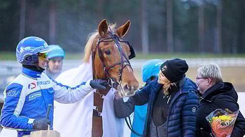 Esa Holopainen, hoitaja Kaisa Tamminen ja Lilja Virtanen Ciiran Tähden viimeisiksi jääneissä voittajaseremonioissa 5.11.2022 Mikkelissä.