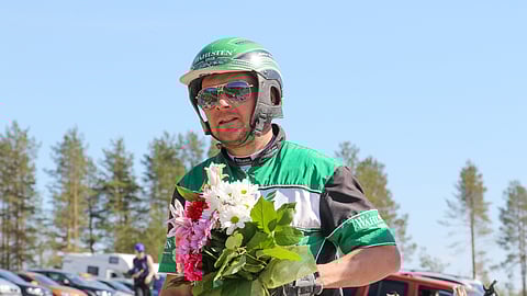 Markus Dahlström valmentaa ja ohjastaa Exuberancea. Perjantaina valjakko oli mukana vakassa kolarissa.