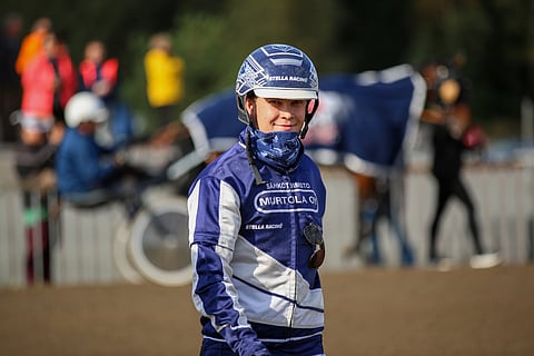 Viime keväänä ajohaalariensa värit päivittäneen Eelis Murtolan rintamusta komistaa sedän omistaman yrityksen logo. Stella Racingin takaa puolestaan löytyy Murtolan lyhyen uran tärkeä taustavaikuttaja Mika Lappalainen.