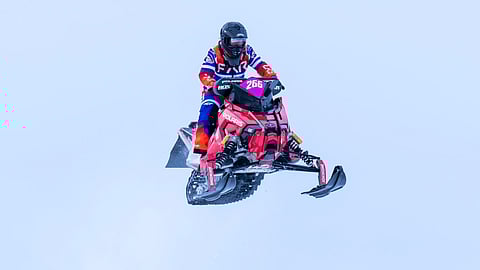 Snowcross on nimensä mukaisesti motocrossia moottorikelkalla.