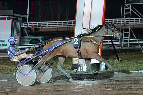 Ken's Carlos liiteli avojaloin muilta karkuun.