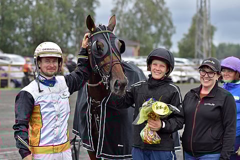 Bismarck Comeryn statistiikaksi jäi 100 startista 28 voittoa, 20 kakkossijaa, 8 kolmosta, ennätys 11,4aly ja 95 535 euron voittosumma.