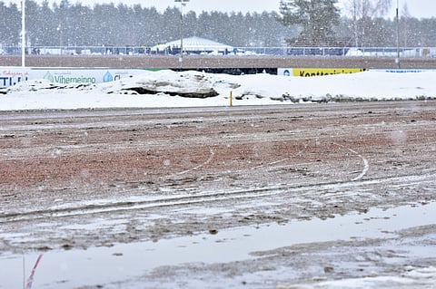 Kaustiselle luvataan sunnuntaiksi paremmat rataolosuhteet kuin lauantaina.
