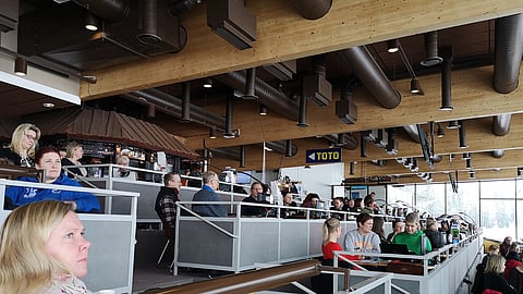 Jalostuspäivien yleisöä Killerin raviradan katsomoravintolassa.