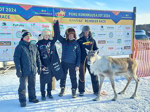 Käsi nousee ilmaan. Vuosikymmeniä porokilpaurheilun parissa toiminut Matti Konttaniemi, ja yhdeksäsluokkalainen Eemil Sarajärvi tekivät saumatonta tiimityötä Inarissa.