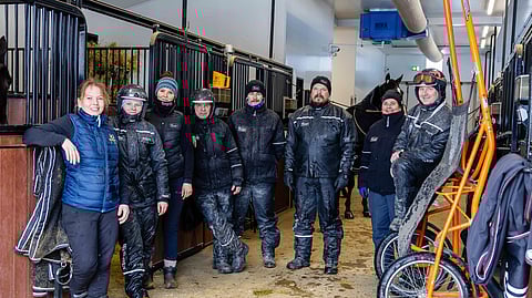 Kova tiimi vasemmalta oikealle. Kirsi Simi, Sannimaria Puotila, Mona Vallden, Marko Hakkarainen, Tino Paldan, vastuuvalmentaja Jukka-Pekka Hukkanen, Kati Kuusisto ja Kimmo Kemppi. Kostea kevätkeli ei haittaa, sillä tiimi työskentelee yhteisen päämäärän eteen.