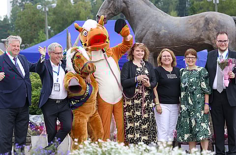 Pekka Kaikkonen (vas.) ja Arto Hytönen saivat tuulettaa myös Kouvolan kuninkuusravivuoden tulosta.