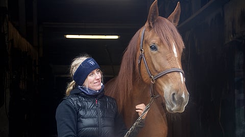 Stonecapes Yaden kanssa poseeraava Tiia Vehviläinen ei osaa kuvitella elämäänsä ilman hevosia.