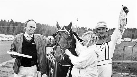 Ensimmäisen Kuopio Stakesin voittajan Citizen Laukon ympäröi Finntrottersien Pertti Huovila, ohjastaja-valmentaja Veli-Pekka Toivanen ja hoitaja Erja Ryyppö.