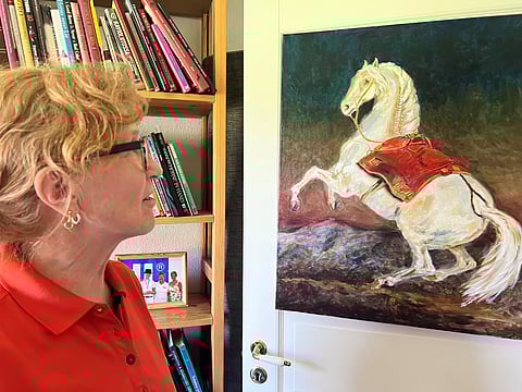 Barokkihevonen on maalattu öljyväreillä mallista, mutta yleensä näköisen tekeminen ei taidemaalariksi juuri valmistuvaa Riitta Holopaista kiinnosta, "kun kameratkin on keksitty".