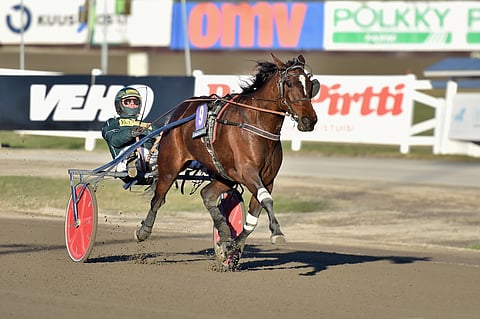 Hiekka lensi Claire di Quattron latoessa hurjasti Oulun maalisuoralla.