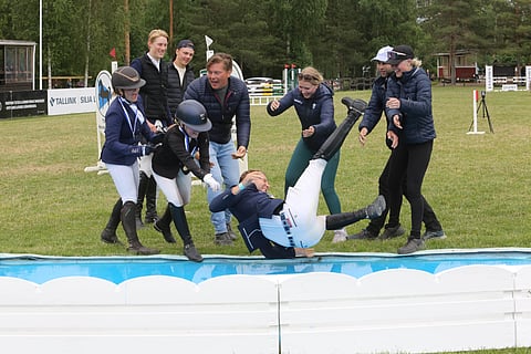 Axel Lindberg sai asiaankuuluvan mitalikasteen estevalmentaja Juho Norilon suosiollisella avustuksella. Tämän jälkeen hautaan heitettiin kyllä kaikki muutkin valkohousuiset, joten he "saivat maistaa omaa lääkettään".