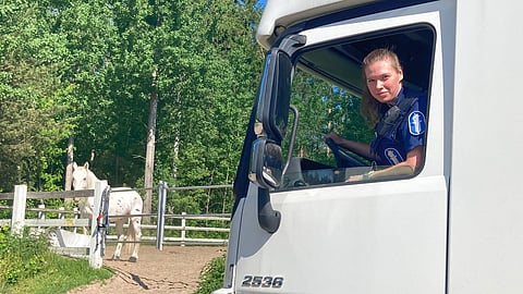 Takana näkyvä Petteri-hevonen on kokenut kuljetettava, kertoo vanhempi konstaapeli, ratsupoliisi Hilla Miettinen.