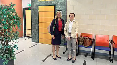 Juristi Martina Kronström ja asianomistaja Sari Kalliomaa Pirkanmaan käräjäoikeuden sali nro 2:n edessä.