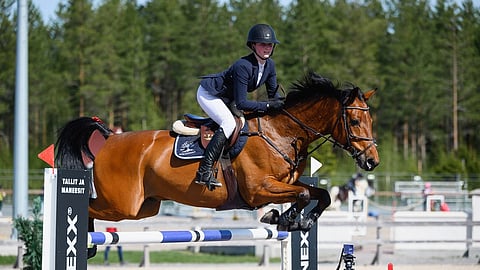 Kuvassa Jenni Kammonen ja Sauvage Petit Ami Power Park Horse Show'ssa kesällä 2023.