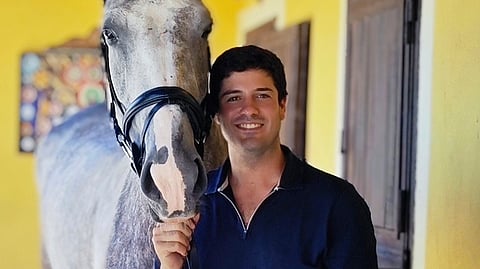 Suomalaisitalialainen esteratsastaja ratsastaa omakasvateillaan. Kuvassa nuori lupaus Ophelia de Letrequerce.