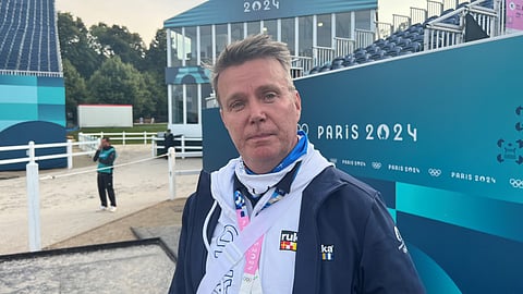 Kenttävalmentaja Petri Tolmunen tuli seuraamaan kouluratsastajien iltaverryttelyn.