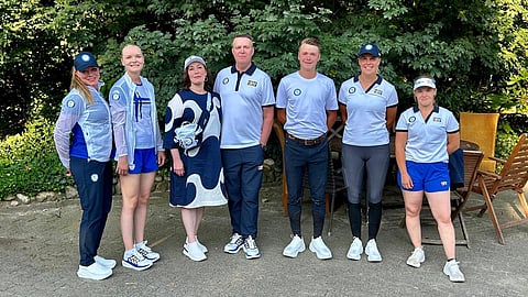 Ryhmäkuva Warendorfissa lähtöpäivän aattona edustusasuissaan. Vasemmalta: Päivi Manninen - groomi,
Veera Manninen - olympiaurheilija,
Pia Nuuttila - hevosenomistaja,
Petri Tolmunen - valmentaja,
Elmo Jankari - valmentaja,
Sanna Siltakorpi - olympiaurheilija ja
Aino Lavonen - groomi.