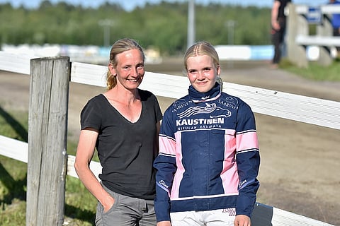 Pirjo Miettunen on ammattivalmentaja, joka treenaa Kaustisella huipputamma Endless Storyn lisäksi sen neljää tallikaveria. Töitä tehdään yhdessä Veli-Erkki Paavolan ja oman tyttären Elina Miettusen kanssa. Tyttären ponitilasto 227 starttia ja 47 voittoa on yksi lajin kovimmista, ja isojen hevosten kanssa 53 starttia valmentaja on tuonut jo 24 totosijaa. Positiivinen elämänasenne kantaa pitkälle.