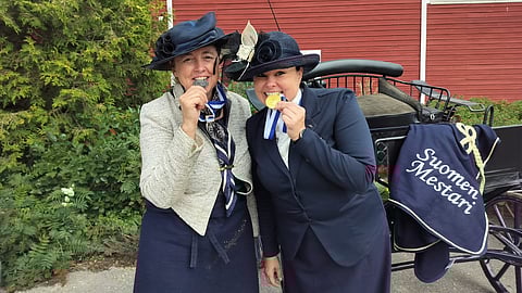 Poniyksiköiden kulta- ja hopeamitalistit Raisa Takkinen (oik.) ja Deilina Bishop-Westerlund.