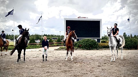 Palkintojen jaossa olevat ratsukot: vasemmalla Minna Leppälä-Pirtilä ja Dreamcatcher Z, keskellä Pauliina Pesonen ja La Luna sekä oikealla Roosa Lappalainen ja Quite Capitano.