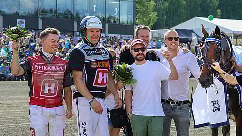 Joonas Nordman pääsi Kuninkuusraveissa juhlimaan Goodwin Zetin voittoa yhdessä Santtu Raitalan (vas.) ja Antti Ojanperän kanssa. Kuvassa myös muita Talli-Sedät kimppalaisia. Muun muassa raviääni Jere Törmänen.