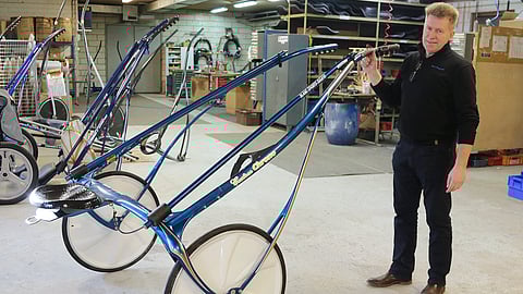 Jussi Peltonen kiinnittää ravilähtöä seuratessaan huomiota kokonaisuuteen kärryineen kaikkineen.