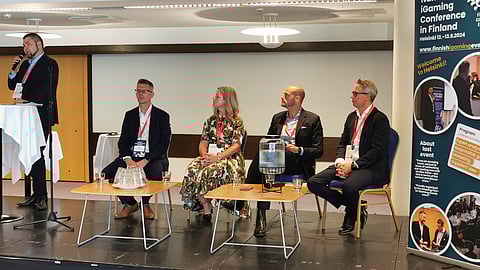 Antti Koivula Legal Gaming Oy:stä johti ravipeleihin keskittynyttä paneelikeskustelua. Kysymykset suuntautuivat Jari Vähäselle, Helena Hallmanille, Mikael Bäckelle ja Carl Fredrik Stenströmille.