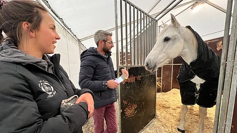 Anne-Gaelle Bertho, Mehdi Fortin ja Albakane, esiintyvät taiteilijat.