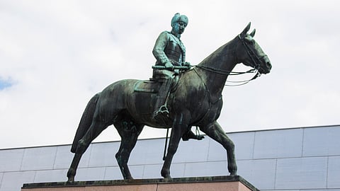 Marsalkka Mannerheimin ratsastajapatsaskilpailun voittaja koristaa Helsingin ydinkeskustaa.
